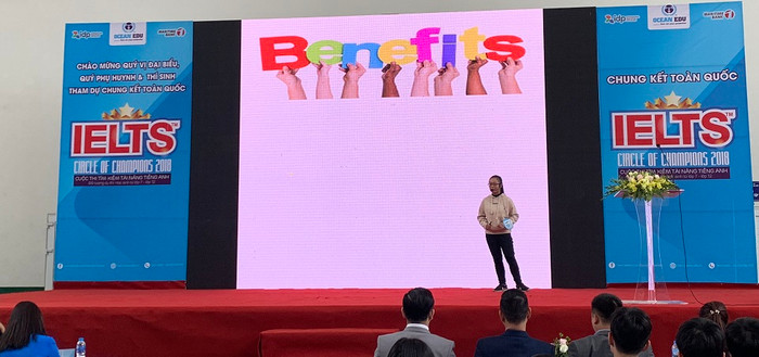 Sau 2 vòng thi 1247 thí sinh đã trực tiếp bước vào vòng Chung kết cuộc thi tìm kiếm tài năng tiếng Anh và cùng nhau tranh tài thông qua các phần thi: nghe đọc và hùng biện. Sau 2 vòng thi 1247 thí sinh đã trực tiếp bước vào vòng Chung kết cuộc thi tìm kiếm tài năng tiếng Anh và cùng nhau tranh tài thông qua các phần thi: nghe đọc và hùng biện.