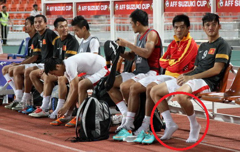 Công Vinh (bìa phải) hứng chịu búa rìu dư luận. Ảnh: Q.M