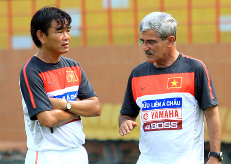 HLV Phan Thanh Hùng (trái) sẽ ở lại ĐT Việt Nam để làm trợ lý cho thầy ngoại? Ảnh: V.V