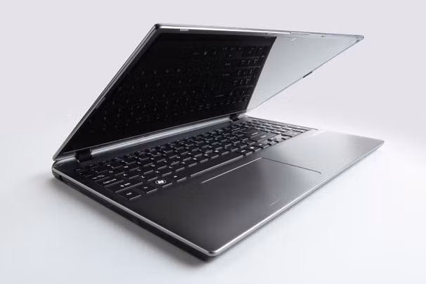 5. Acer Aspire Timeline Ultra M5-581TG-6666 Acer Aspire Timeline Ultra M5-581TG-6666 là máy tính xách tay chơi game không hề cồng kềnh với màn hình 15,6-inch, nặng 2kg. Aspire TimelineUltra M5-581TG-6666 có bộ xử lý Core i5-3317U của Intel, 6GB RAM, card đồ họa GeForce GT 640M của NVIDIA và ổ đĩa cứng 500GB, với hơn 7 giờ chạy pin. Giá của Acer Aspire Timeline Ultra M5-581TG-6666 là 829 USD.