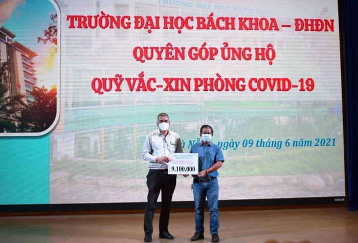 Đại diện Công đoàn Trường Đại học Bách khoa - Đại học Đà Nẵng tiếp nhận sự ủng hộ của các Phòng, ban của nhà trường. Ảnh: XT Đại diện Công đoàn Trường Đại học Bách khoa - Đại học Đà Nẵng tiếp nhận sự ủng hộ của các Phòng, ban của nhà trường. Ảnh: XT