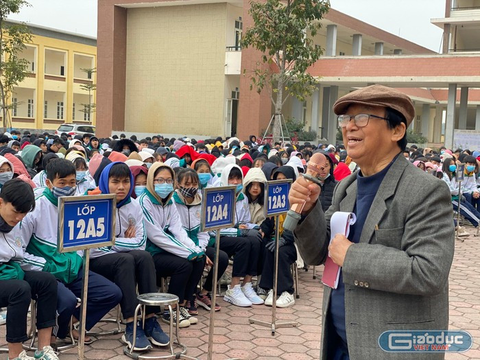Nhà giáo nhân dân, Giáo sư Nguyễn Lân Dũng trò chuyện trong một buổi hội thảo. Ảnh: Phạm Minh gdvn-hoithao4-0-giaoduc-net-vn-9-8992.jpg