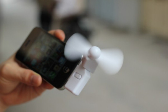 Về nguyên tắc, Sen Pu Ki bao gồm một chiếc động cơ nhỏ có gắn cánh quạt, sử dụng nguồn pin của iPhone để hoạt động. Khi được kết nối qua cổng 30 pin của iDevice, động cơ hoạt động giúp quay cánh quạt, tạo ra luồng gió làm mát cho người dùng. Khớp nối trên thiết bị cho phép quay chiếc quạt theo nhiều hướng khác nhau. Về nguyên tắc, Sen Pu Ki bao gồm một chiếc động cơ nhỏ có gắn cánh quạt, sử dụng nguồn pin của iPhone để hoạt động. Khi được kết nối qua cổng 30 pin của iDevice, động cơ hoạt động giúp quay cánh quạt, tạo ra luồng gió làm mát cho người dùng. Khớp nối trên thiết bị cho phép quay chiếc quạt theo nhiều hướng khác nhau.