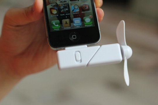 Dạo quanh những cửa hàng bán đồ Apple, bạn sẽ tìm thấy nhiều thiết bị mới lạ, song độc đáo nhất phải kể tới Sen Pu Ki, một chiếc dockfan dành cho iPhone có mức giá dưới 100.000 đồng. Dạo quanh những cửa hàng bán đồ Apple, bạn sẽ tìm thấy nhiều thiết bị mới lạ, song độc đáo nhất phải kể tới Sen Pu Ki, một chiếc dockfan dành cho iPhone có mức giá dưới 100.000 đồng.