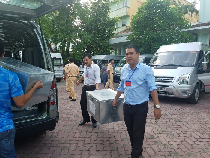 Vận chuyển đề thi đến các Hội đồng thi. Ảnh: TL Vận chuyển đề thi đến các Hội đồng thi. Ảnh: TL