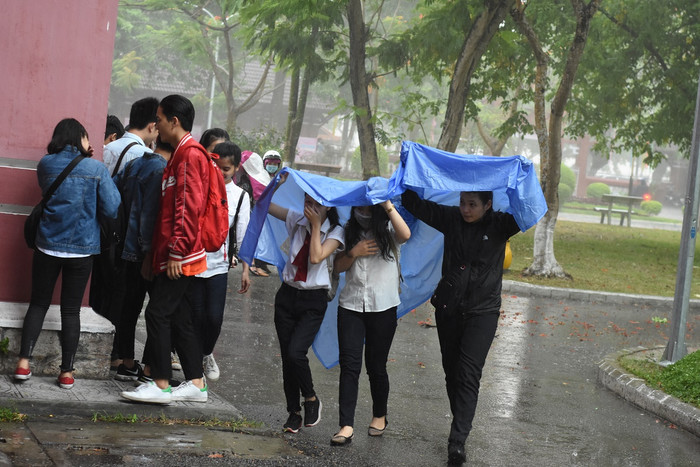 Thí sinh đội mưa đến làm thủ tục dự thi tại Huế.