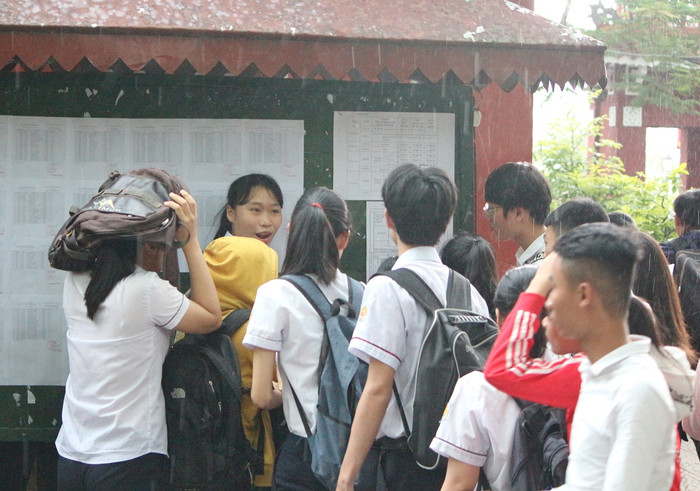 Cơn mưa lớn vào chiều ngày 24/6 khiến việc đi lại của thí sinh rất khó khăn.