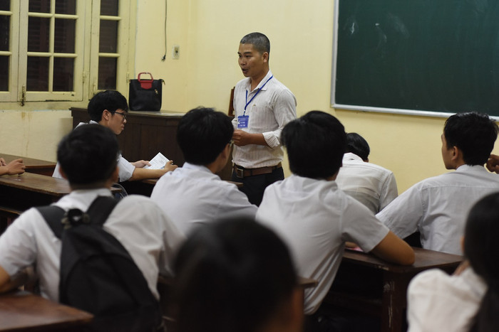 Các giám thi nhắc nhở thí sinh dự thi lần cuối.