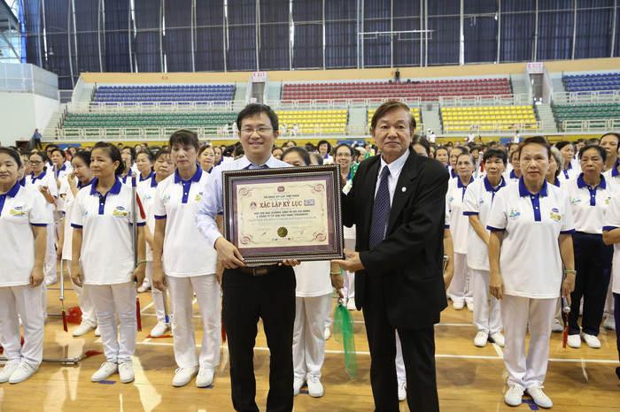 Tổ chức kỷ lục Việt Nam trao Bằng xác lập kỷ lục số lượng người cao tuổi và trung niên đồng diễn dưỡng sinh đông nhất cho Vinamilk. Tổ chức kỷ lục Việt Nam trao Bằng xác lập kỷ lục số lượng người cao tuổi và trung niên đồng diễn dưỡng sinh đông nhất cho Vinamilk.