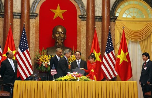 Tổng Giám đốc Vietjet Nguyễn Thị Phương Thảo và Tổng giám đốc Tập đoàn chế tạo máy bay Boeing Ray Conner trao đổi tài liệu ký kết.