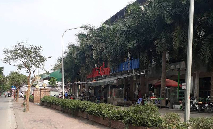 Cửa hàng tiền ích và quán bia Hải Xồm cũng được xây dựng ngay trên dự án Cống mương hóa Phan Kế Bính mà không hề bị xử lý. Ảnh Trần Việt