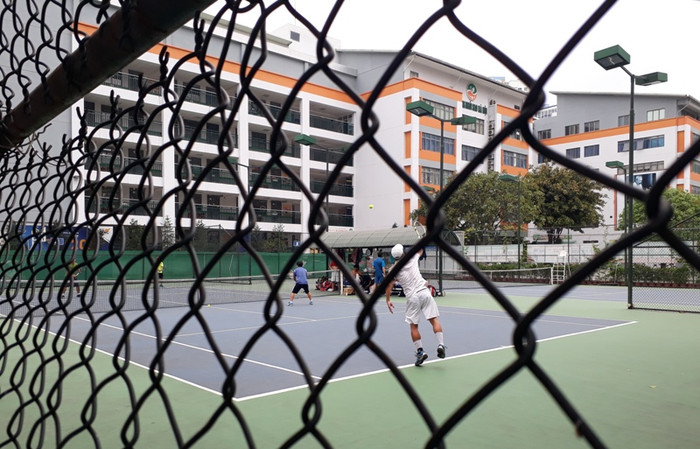 Sân tennis vẫn hoạt động trong giờ học với đông người lớn đang chơi. Ảnh Mai Hồ. Sân tennis vẫn hoạt động trong giờ học với đông người lớn đang chơi. Ảnh Mai Hồ.