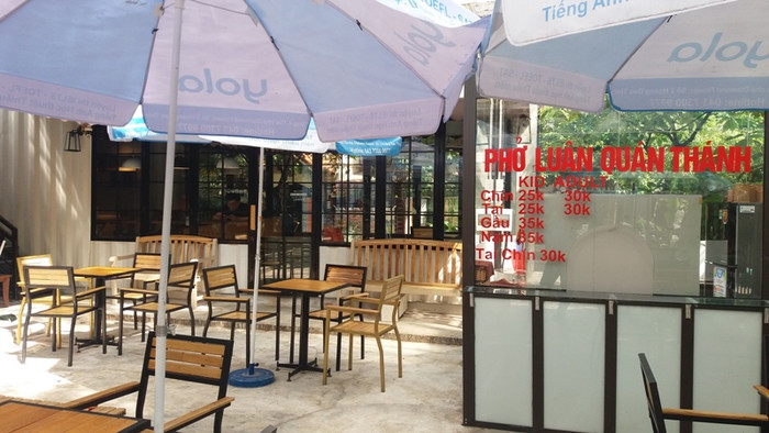 Quán cà phê, kết hợp nhà hàng cũng đang mọc trên diện tích đất của nhà trường. Ảnh Linh Chi