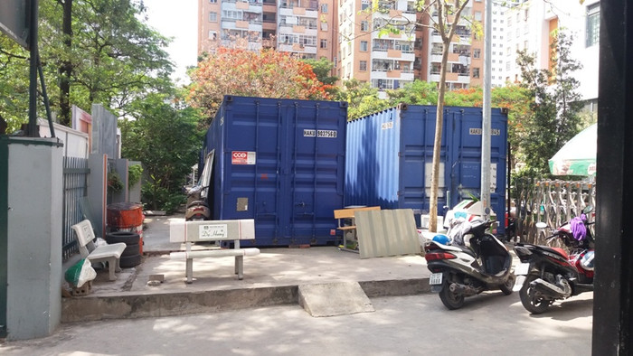 Ngoài việc sử dụng sai mục đích ngôi nhà sàn và xây dựng sân tennis thì hiện nay, Hệ thống giáo dục Trường Ngôi Sao Hà Nội còn sử dụng diện tích đất làm nơi chứa nhiều container. Ảnh Linh Chi.