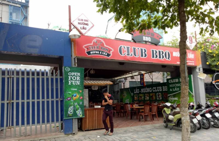 Một trong nhiều nhà hàng được xây dựng trên dự án cống hóa mương Nghĩa Đô để làm bãi trông xe. Ảnh Hữu Chí. Một trong nhiều nhà hàng được xây dựng trên dự án cống hóa mương Nghĩa Đô để làm bãi trông xe. Ảnh Hữu Chí.