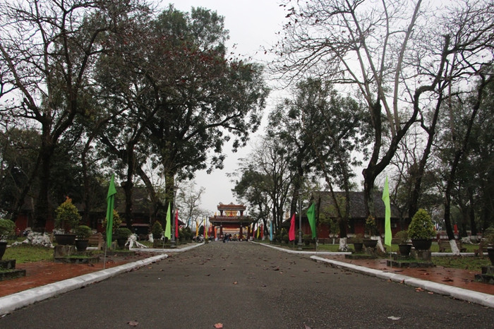 Không gian bên trong ngôi trường được thiết kế đặc sắc với nhiều dãy hành lang đẹp, có nhiều cây cối bao quanh. Không gian bên trong ngôi trường được thiết kế đặc sắc với nhiều dãy hành lang đẹp, có nhiều cây cối bao quanh.