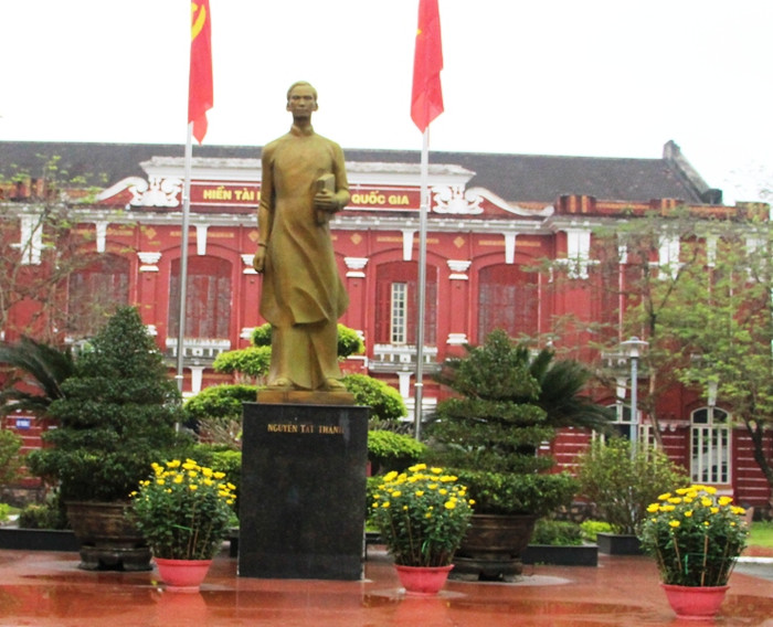 Bức tượng Chủ tịch Hồ Chí Minh thời trẻ (Nguyễn Tất Thành) được dựng trang trọng ngay giữa sân trường. Ngôi trường này cũng là nơi đào tạo ra nhiều nhân tài cho đất nước như: Đại tướng Võ Nguyễn Giáp, cố Tổng Bí thư Trần Phú, Hà Huy Tập... Bức tượng Chủ tịch Hồ Chí Minh thời trẻ (Nguyễn Tất Thành) được dựng trang trọng ngay giữa sân trường. Ngôi trường này cũng là nơi đào tạo ra nhiều nhân tài cho đất nước như: Đại tướng Võ Nguyễn Giáp, cố Tổng Bí thư Trần Phú, Hà Huy Tập...