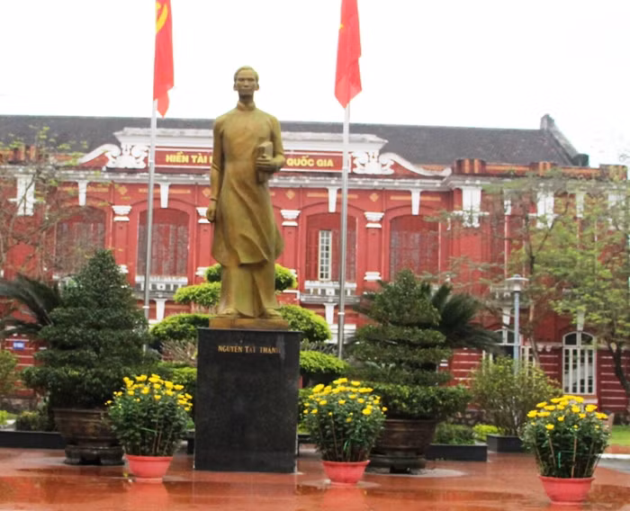 Bức tượng Chủ tịch Hồ Chí Minh thời trẻ (Nguyễn Tất Thành) được dựng trang trọng ngay giữa sân trường. Ngôi trường này cũng là nơi đào tạo ra nhiều nhân tài cho đất nước như: Đại tướng Võ Nguyễn Giáp, cố Tổng Bí thư Trần Phú, Hà Huy Tập...