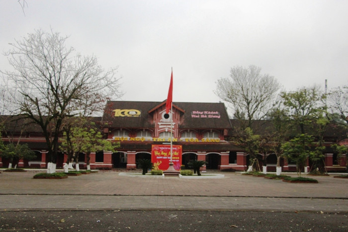 Nằm ngay bên cạnh trường Quốc học Huế là trường trung học phổ thông Hai Bà Trưng (trước đây gọi là trường nữ sinh Đồng Khánh) cũng mang dáng dấp cổ kính của lối kiến trúc Pháp xưa. Nằm ngay bên cạnh trường Quốc học Huế là trường trung học phổ thông Hai Bà Trưng (trước đây gọi là trường nữ sinh Đồng Khánh) cũng mang dáng dấp cổ kính của lối kiến trúc Pháp xưa.