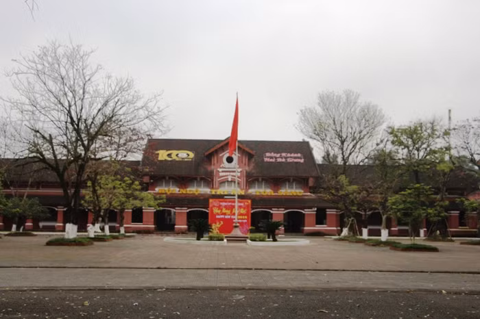 Nằm ngay bên cạnh trường Quốc học Huế là trường trung học phổ thông Hai Bà Trưng (trước đây gọi là trường nữ sinh Đồng Khánh) cũng mang dáng dấp cổ kính của lối kiến trúc Pháp xưa.