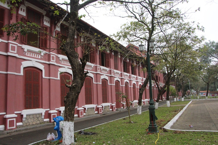 Cả hai ngôi trường Quốc học và Hai Bà Trưng đều có màu sơn khá giống nhau với tông màu tím là chủ đạo. Cả hai ngôi trường Quốc học và Hai Bà Trưng đều có màu sơn khá giống nhau với tông màu tím là chủ đạo.