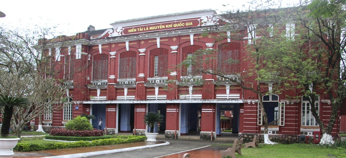 Trường trung học phổ thông Quốc học Huế với hàng trăm năm tuổi nằm bên dòng sông Hương thơ mộng của đất cố đô. Trường trung học phổ thông Quốc học Huế với hàng trăm năm tuổi nằm bên dòng sông Hương thơ mộng của đất cố đô.