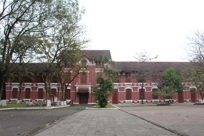 Kiến trúc của ngôi trường một thời chỉ dành cho nữ sinh 13 tỉnh miền Trung này vẫn gần như nguyên vẹn trước dòng chảy của thời gian và sự tàn phá của chiến tranh, thiên tai. Kiến trúc của ngôi trường một thời chỉ dành cho nữ sinh 13 tỉnh miền Trung này vẫn gần như nguyên vẹn trước dòng chảy của thời gian và sự tàn phá của chiến tranh, thiên tai.