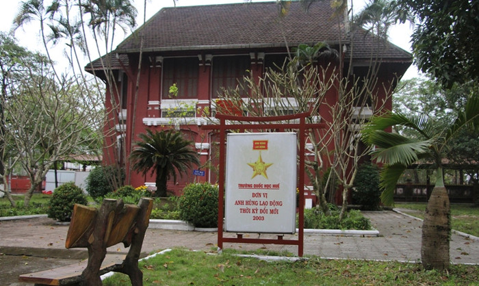 Năm 2003, Trường được trao tặng danh hiệu "đơn vị anh hùng lao động thời kỳ đổi mới". Năm 2003, Trường được trao tặng danh hiệu "đơn vị anh hùng lao động thời kỳ đổi mới".