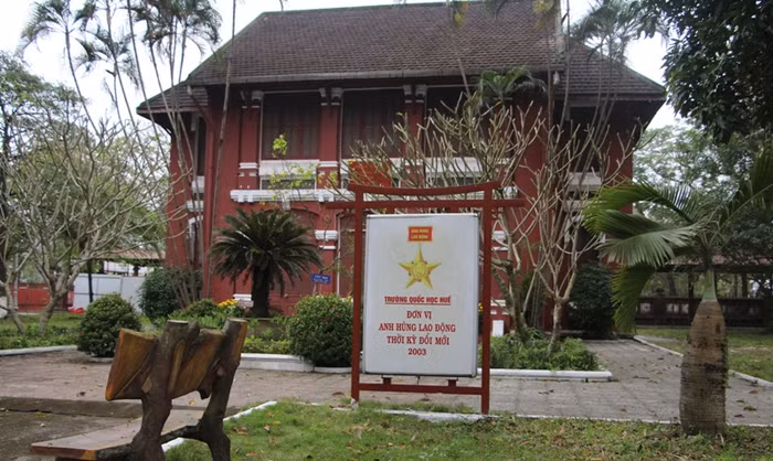 Năm 2003, Trường được trao tặng danh hiệu "đơn vị anh hùng lao động thời kỳ đổi mới".