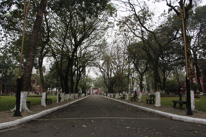 Khuôn viên bên trong ngôi trường nữ sinh Đồng Khánh xưa cũng đẹp và thoáng không kém gì ngôi trường Quốc học bên cạnh. Khuôn viên bên trong ngôi trường nữ sinh Đồng Khánh xưa cũng đẹp và thoáng không kém gì ngôi trường Quốc học bên cạnh.