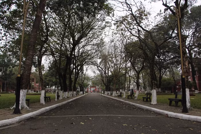 Khuôn viên bên trong ngôi trường nữ sinh Đồng Khánh xưa cũng đẹp và thoáng không kém gì ngôi trường Quốc học bên cạnh.