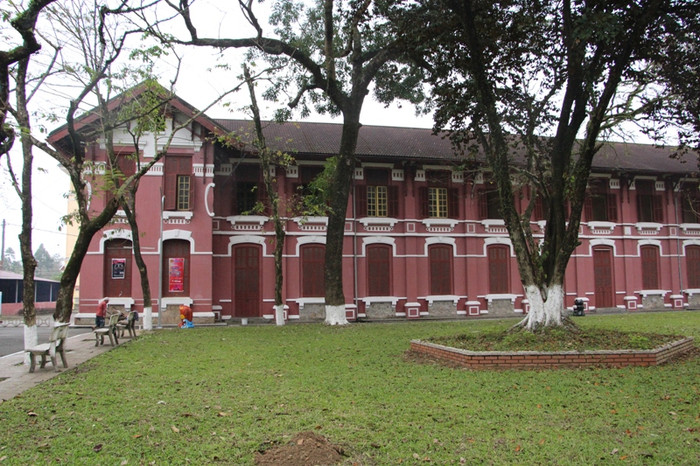 Ngôi trường được xây dựng dưới thời vua Khải Định. Ngoài việc học văn hóa, nữ sinh Đồng Khánh còn được dạy nữ công gia chánh như: may vá, thêu thùa, làm bánh… Đặc biệt là được học cách nuôi con, cách quản lý gia đình, rèn luyện phong cách của người con gái có giáo dục, giản dị, trang nhã, lịch sử. Về sau, nhà trường còn dạy thêm một số môn học cơ bản về y tế, cứu thương. Ngôi trường được xây dựng dưới thời vua Khải Định. Ngoài việc học văn hóa, nữ sinh Đồng Khánh còn được dạy nữ công gia chánh như: may vá, thêu thùa, làm bánh… Đặc biệt là được học cách nuôi con, cách quản lý gia đình, rèn luyện phong cách của người con gái có giáo dục, giản dị, trang nhã, lịch sử. Về sau, nhà trường còn dạy thêm một số môn học cơ bản về y tế, cứu thương.