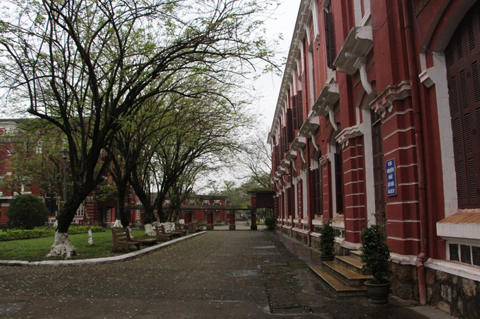 Lối kiến trúc độc đáo của ngôi trường được gìn giữ, tôn tạo để sử dụng cho đến ngày hôm nay. Lối kiến trúc độc đáo của ngôi trường được gìn giữ, tôn tạo để sử dụng cho đến ngày hôm nay.