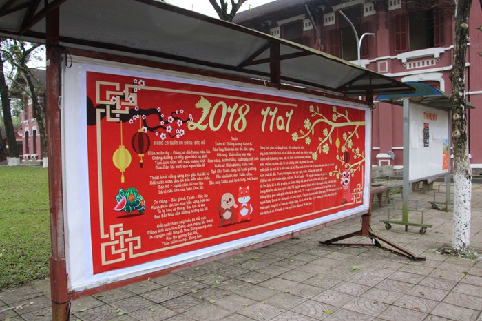 Tuần báo tường mừng xuân mới của trường trung học phổ thông Hai Bà Trưng. Tuần báo tường mừng xuân mới của trường trung học phổ thông Hai Bà Trưng.