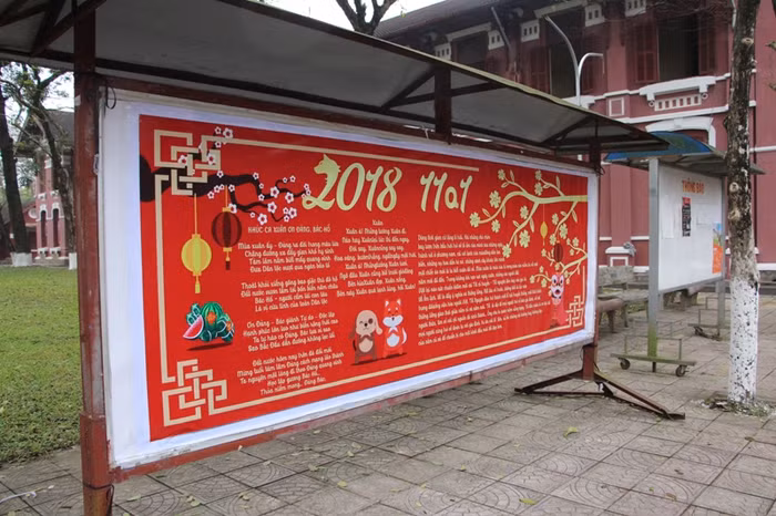 Tuần báo tường mừng xuân mới của trường trung học phổ thông Hai Bà Trưng.