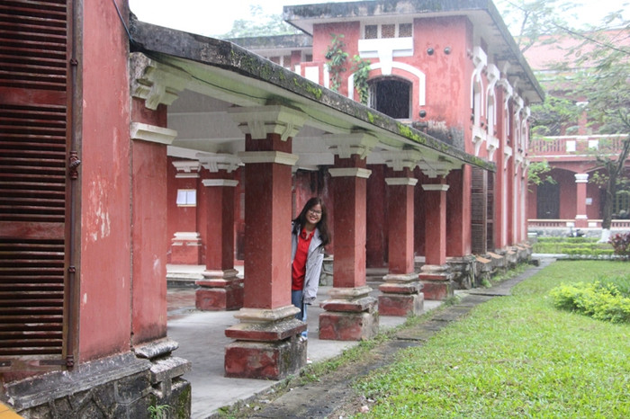 Ngôi trường được xây dựng dưới thời vua Thành Thái theo lối kiến trúc Pháp thế kỉ XX. Ngôi trường được xây dựng dưới thời vua Thành Thái theo lối kiến trúc Pháp thế kỉ XX.