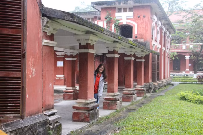 Ngôi trường được xây dựng dưới thời vua Thành Thái theo lối kiến trúc Pháp thế kỉ XX.