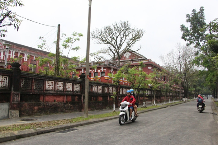 Hai ngôi trường trăm tuổi của xứ Huế chỉ cách nhau có một con đường. Ảnh: AN Hai ngôi trường trăm tuổi của xứ Huế chỉ cách nhau có một con đường. Ảnh: AN