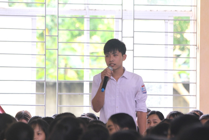 Em Đại Văn Quân thắc mắc về chương trình giáo dục có đáp ứng được với đòi hỏi của cách mạng công nghệ 4.0 (ảnh Trinh Phúc). Em Đại Văn Quân thắc mắc về chương trình giáo dục có đáp ứng được với đòi hỏi của cách mạng công nghệ 4.0 (ảnh Trinh Phúc).