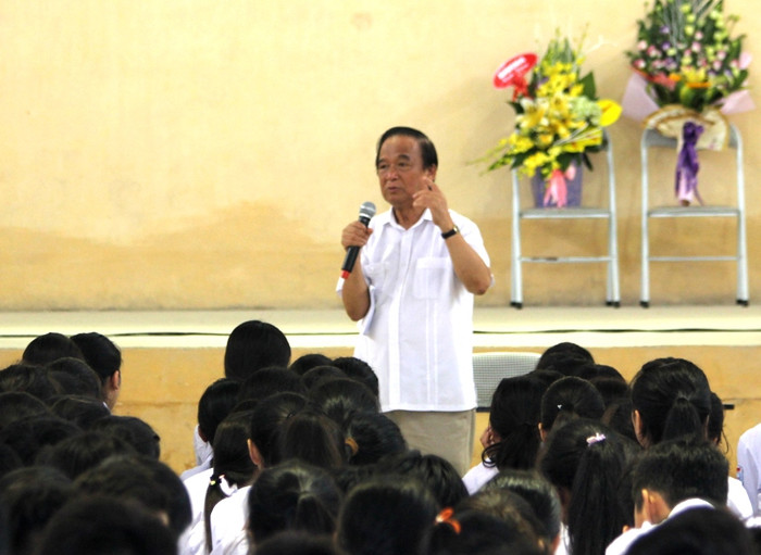 Giáo sư, Tiến sĩ, Nhà giáo nhân dân Nguyễn Lân Dũng giao lưu với học sinh trường Trung học Phổ thông Yên Lạc (ảnh Trinh Phúc). Giáo sư, Tiến sĩ, Nhà giáo nhân dân Nguyễn Lân Dũng giao lưu với học sinh trường Trung học Phổ thông Yên Lạc (ảnh Trinh Phúc).