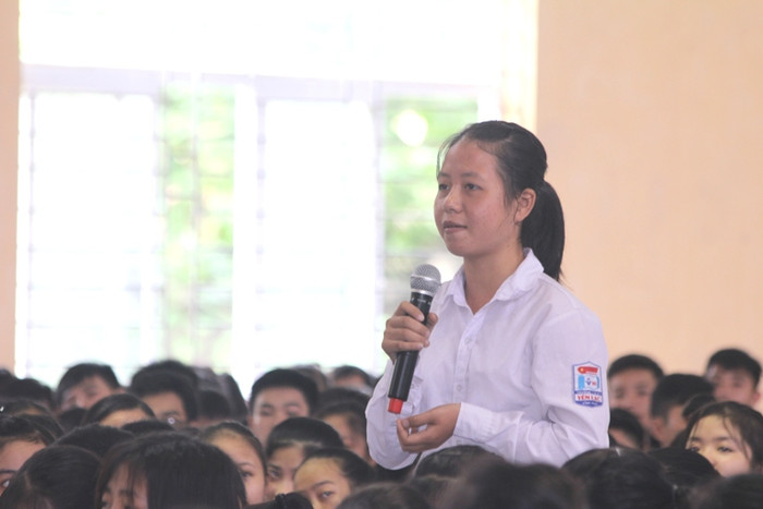 Em Lan Hương học sinh lớp 11 lo lắng tỉ lệ thất nghiệp tăng nhanh trong tương lại (ảnh Trinh Phúc). Em Lan Hương học sinh lớp 11 lo lắng tỉ lệ thất nghiệp tăng nhanh trong tương lại (ảnh Trinh Phúc).