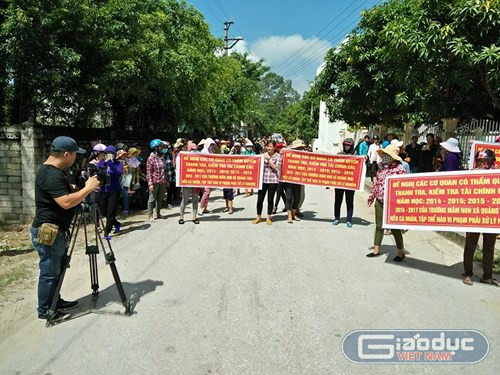 Phụ huynh tụ tập đòi làm rõ các khoản thu ở trường Mầm non Quảng Thái, Quảng Xương, Thanh Hóa (ảnh Xuân Quang).