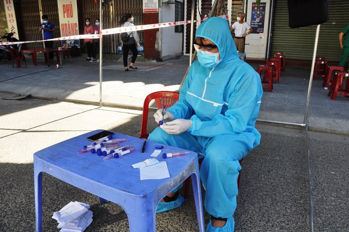 Thầy Út trong bộ đồ bảo hộ kín mít tham gia lực lượng phòng dịch chống dịch tại địa phương. Ảnh: AN Thầy Út trong bộ đồ bảo hộ kín mít tham gia lực lượng phòng dịch chống dịch tại địa phương. Ảnh: AN