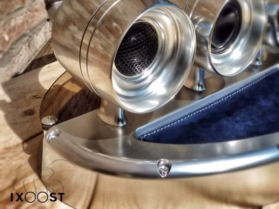 Những chiếc ống xả sáng choang.