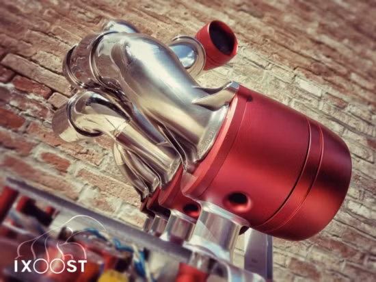 Quá trình lắp ráp bằng tay nên khá mất thời gian.