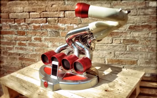 Ngoài phần ống xả sáng choang, iXoost còn sử dụng nhiều bộ phận khác trên những chiếc xe hơi hết đát. Dù kết cấu kỳ lạ song hệ thống cung cấp chất lượng âm thanh thực sự ấn tượng. Hiện iXoost góp mặt trên thị trường với mức giá từ 6.200 USD đến 10.000 USD (khoảng 130 đến 210 triệu đồng).