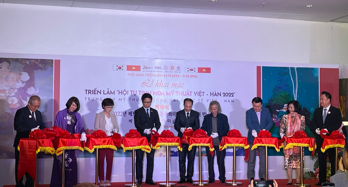 Các đại biểu cắt băng khai mạc triển lãm. Ảnh: T.D