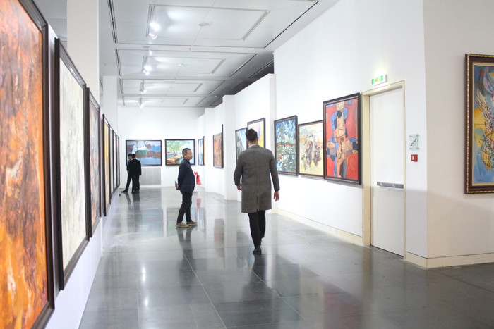 Người dân tham quan không gian trưng bày 300 bức hoạ trong triển lãm. Ảnh: T.D