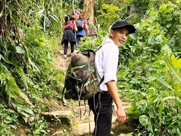 Thầy Lê Huy Phương trong một chuyến vượt rừng vào các điểm trường lẻ. Ảnh do NVCC
