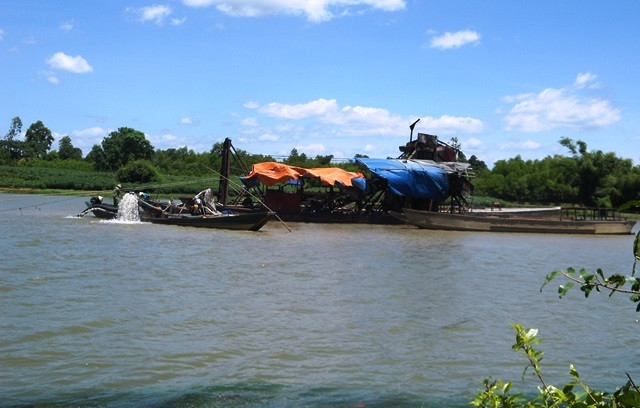 Mỗi ngày, có trên dưới 10 ghe tàu, thuyền khai thác cát, sạn hoạt động liên tục từ sáng đến tối (Ảnh: Hoàng Hà)